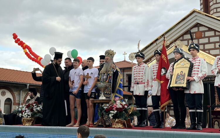 Осмокласник от СУ &bdquo;Йордан Йовков&ldquo; извади Светия кръст на Богоявление в ритуала за деца