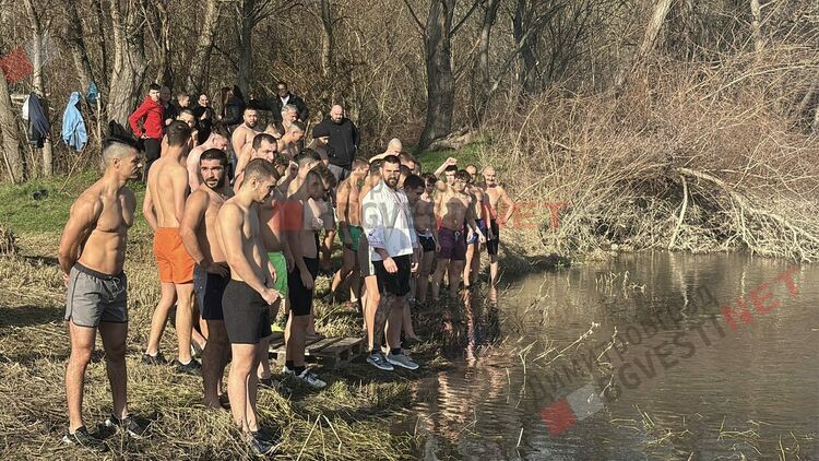 35 смелчаци се хвърлиха за Богоявленския кръст в Марица край Димитровград