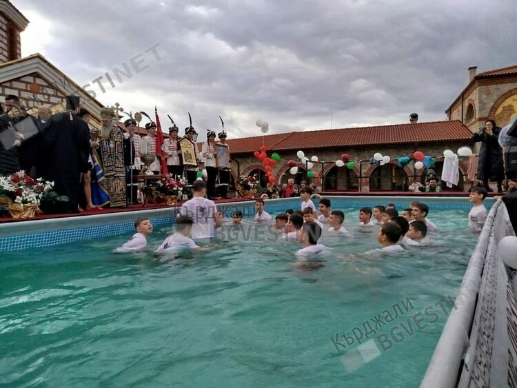Димитър Николов спаси кръста в Арда,Виктор Недялков в басейна на манастира "Св.Йоан Предтеча"/снимки/