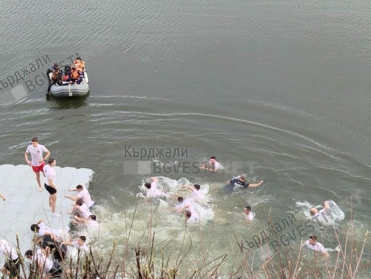 Димитър Николов спаси кръста в Арда,Виктор Недялков в басейна на манастира "Св.Йоан Предтеча"/снимки/