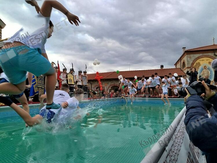 Димитър Николов спаси кръста в Арда,Виктор Недялков в басейна на манастира "Св.Йоан Предтеча"/снимки/