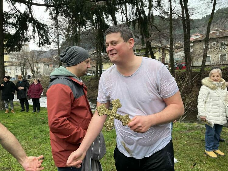 Борис Манчев хвана Богоявленския кръст в Девин