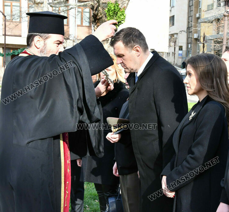 Хасково сведе глава пред Ботев, тържествен водосвет за бойните знамена за Богоявление