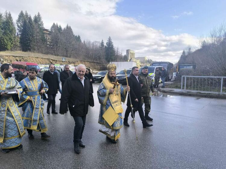 Военен от Смолян извади Светия кръст на Богоявление