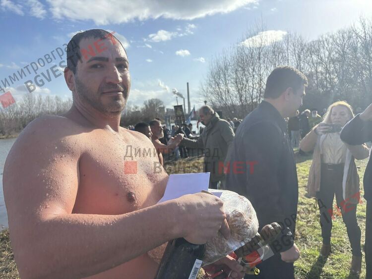 35 смелчаци се хвърлиха за Богоявленския кръст в Марица край Димитровград