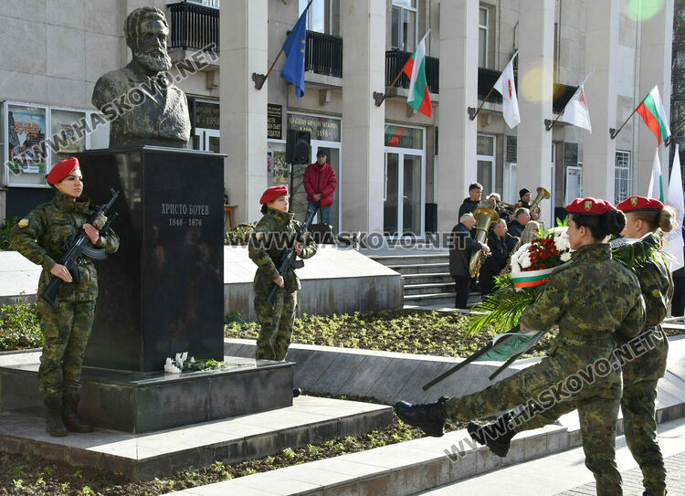 Хасково сведе глава пред Ботев, тържествен водосвет за бойните знамена за Богоявление