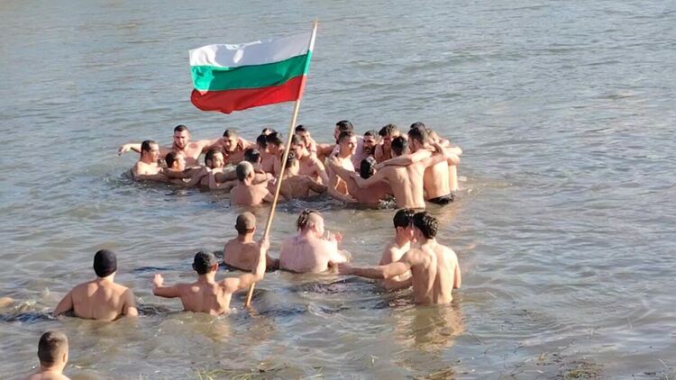 35 скочиха в Марица, кръста извади Петър Петков