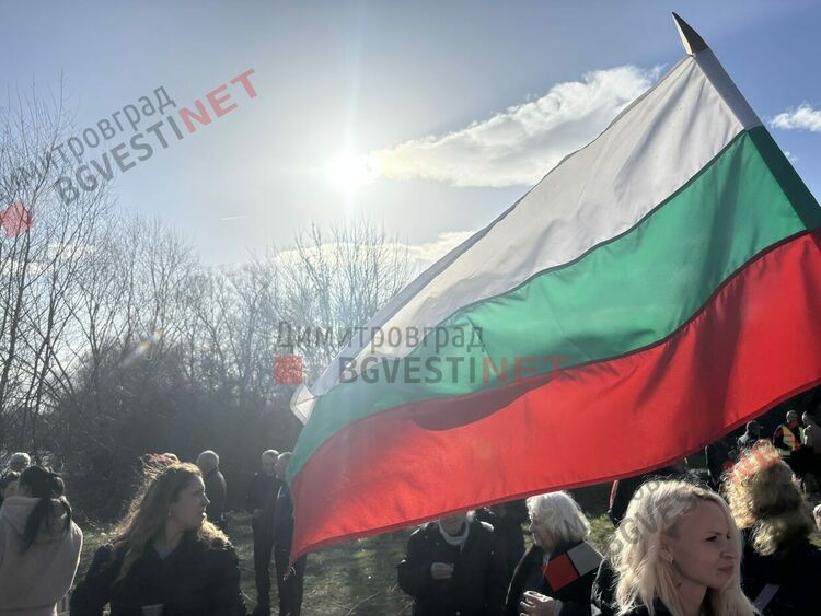 35 смелчаци се хвърлиха за Богоявленския кръст в Марица край Димитровград