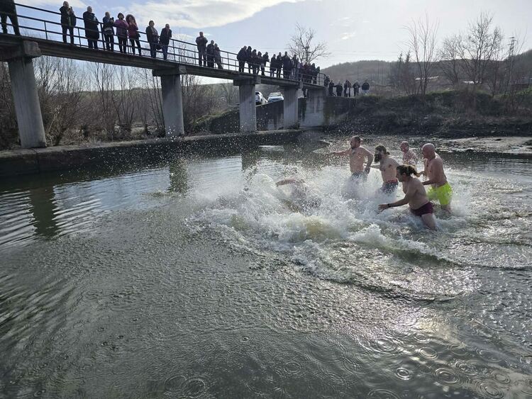 Джудисти спасиха кръста в Гарваново