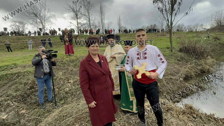 Елиас Найденов извади кръста от ледените води на река Харманлийска