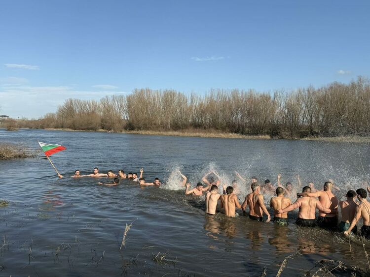 35 скочиха в Марица, кръста извади Петър Петков