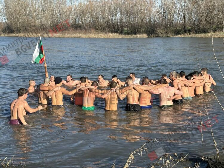 35 смелчаци се хвърлиха за Богоявленския кръст в Марица край Димитровград