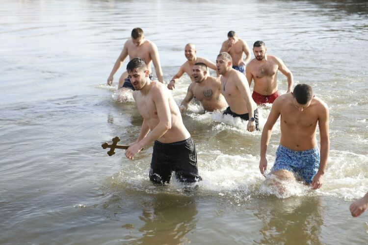 Футболистът Калоян Пехливанов спаси кръста на Богоявление в Свиленград