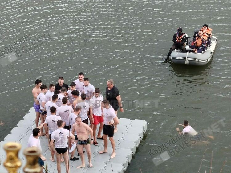 Димитър Николов спаси кръста в Арда,Виктор Недялков в басейна на манастира "Св.Йоан Предтеча"/снимки/