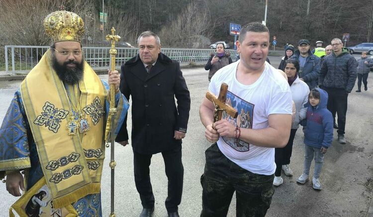 Военен от Смолян извади Светия кръст на Богоявление