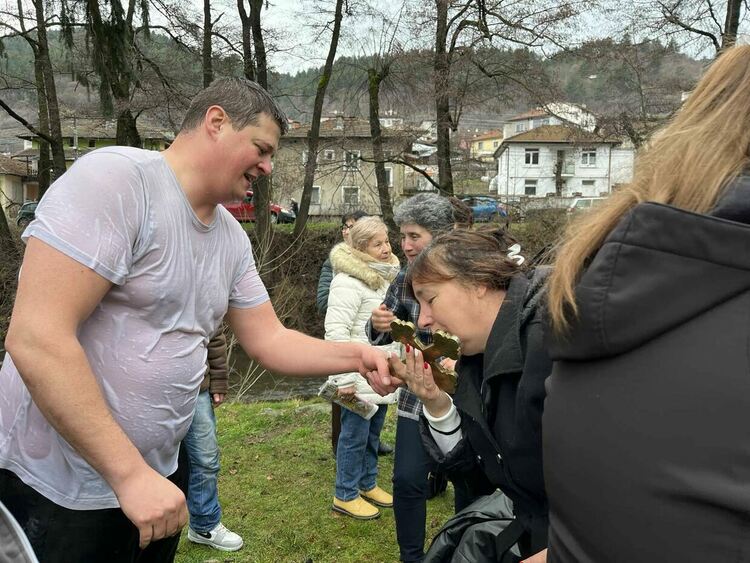 Борис Манчев хвана Богоявленския кръст в Девин