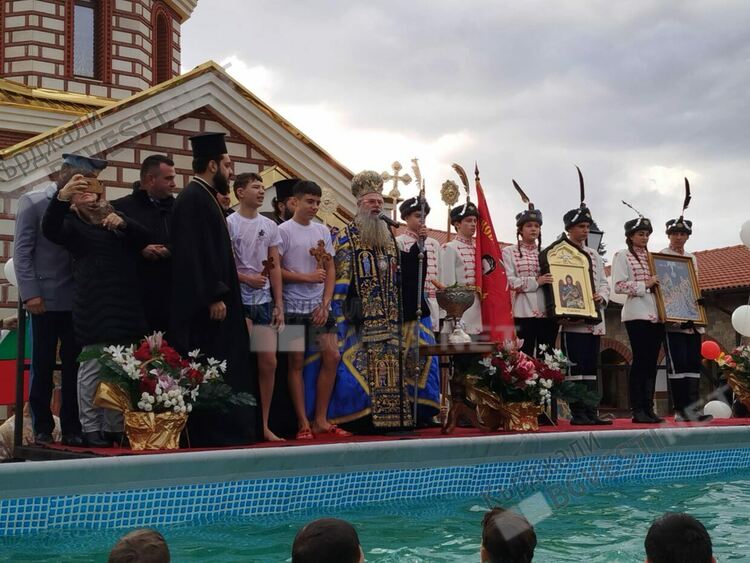 Димитър Николов спаси кръста в Арда,Виктор Недялков в басейна на манастира "Св.Йоан Предтеча"/снимки/