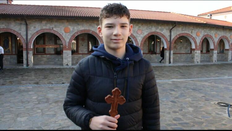 Осмокласник от СУ &bdquo;Йордан Йовков&ldquo; извади Светия кръст на Богоявление в ритуала за деца