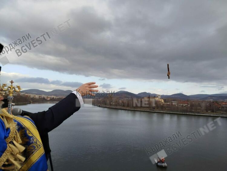 Димитър Николов спаси кръста в Арда,Виктор Недялков в басейна на манастира "Св.Йоан Предтеча"/снимки/