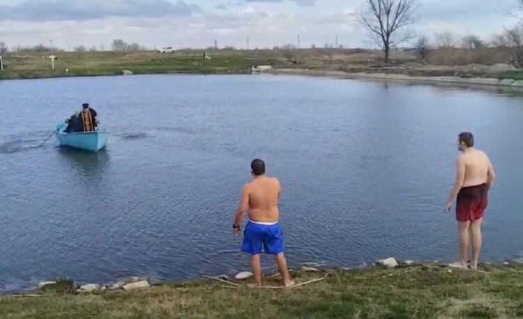 На Богоявление: Свещеник хвърли кръст от лодка в язовир край Конуш