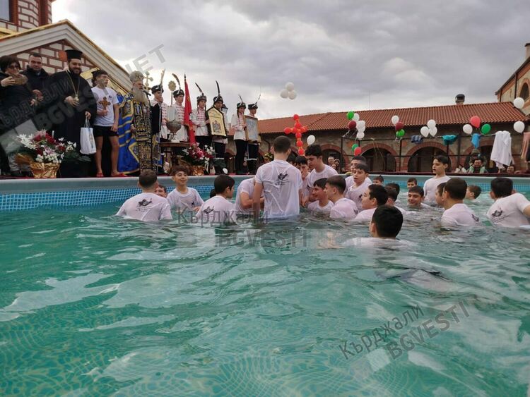 Димитър Николов спаси кръста в Арда,Виктор Недялков в басейна на манастира "Св.Йоан Предтеча"/снимки/