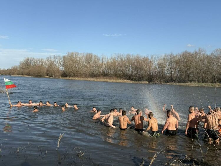 35 скочиха в Марица, кръста извади Петър Петков
