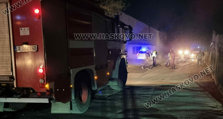 100 кв. метра покрив са изгорели при пожара в склад в Индустриалната зона на Хасково