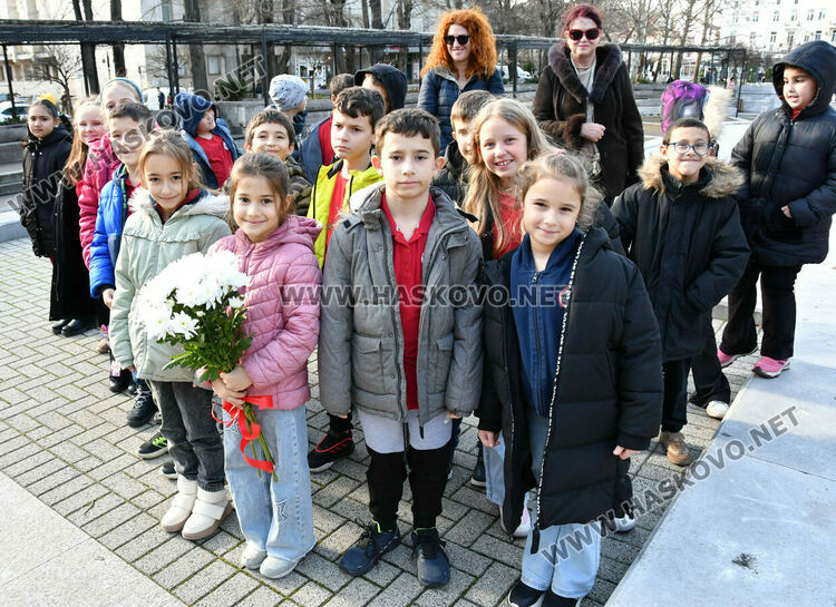 Хасково сведе глава пред Ботев, тържествен водосвет за бойните знамена за Богоявление