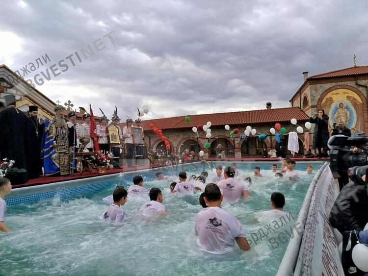 Димитър Николов спаси кръста в Арда,Виктор Недялков в басейна на манастира "Св.Йоан Предтеча"/снимки/