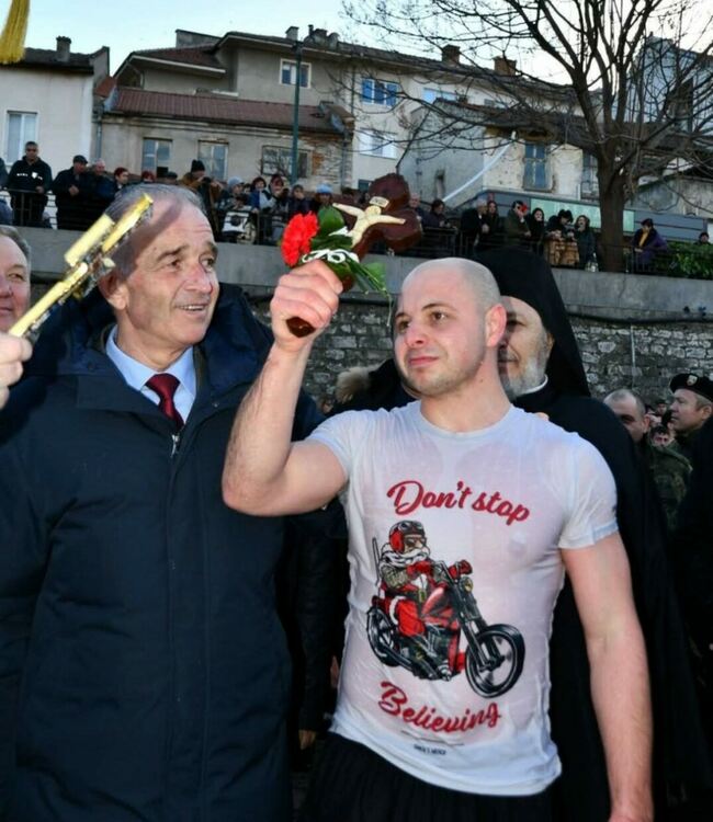 25-годишен асеновградчанин &bdquo;спаси&ldquo; кръста в Асеновград