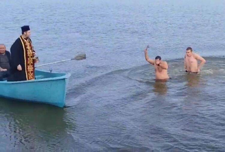 На Богоявление: Свещеник хвърли кръст от лодка в язовир край Конуш