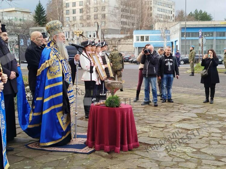 Димитър Николов спаси кръста в Арда,Виктор Недялков в басейна на манастира "Св.Йоан Предтеча"/снимки/