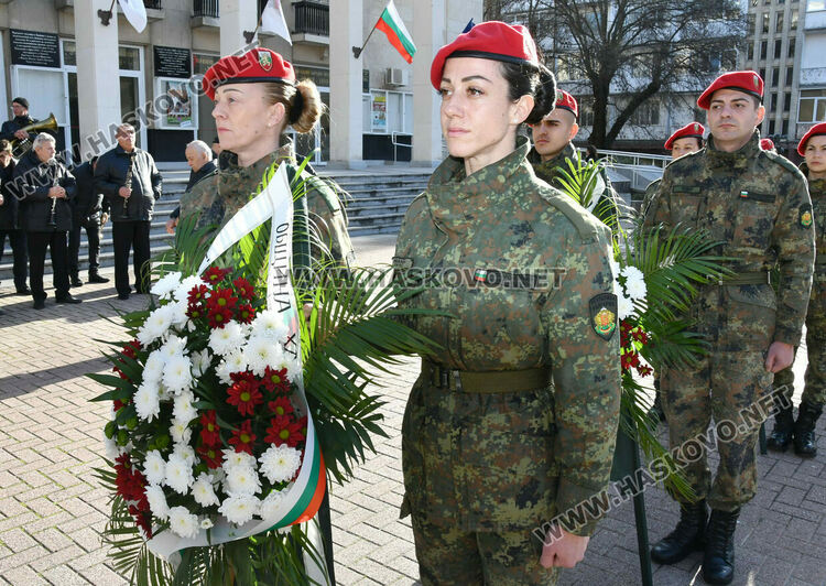 Хасково сведе глава пред Ботев, тържествен водосвет за бойните знамена за Богоявление