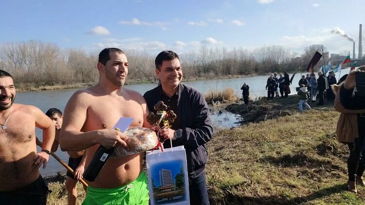 35 скочиха в Марица, кръста извади Петър Петков