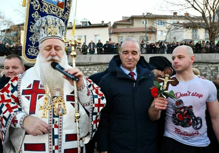 25-годишен асеновградчанин &bdquo;спаси&ldquo; кръста в Асеновград