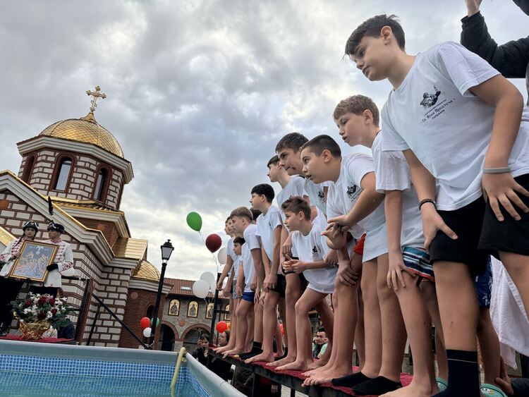 Осмокласник от СУ &bdquo;Йордан Йовков&ldquo; извади Светия кръст на Богоявление в ритуала за деца