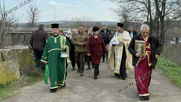 Елиас Найденов извади кръста от ледените води на река Харманлийска