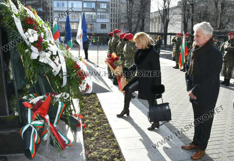 Хасково сведе глава пред Ботев, тържествен водосвет за бойните знамена за Богоявление