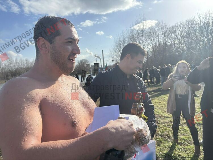 35 смелчаци се хвърлиха за Богоявленския кръст в Марица край Димитровград