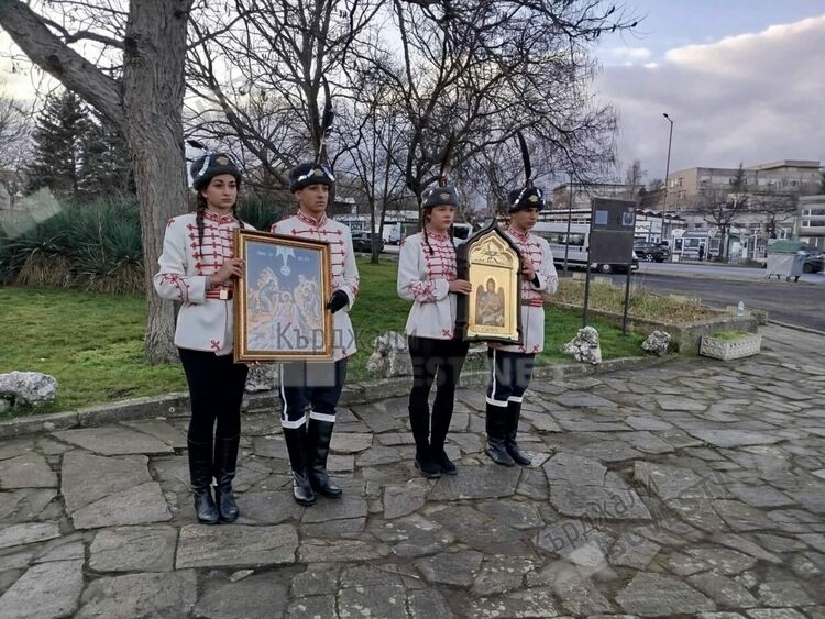 Димитър Николов спаси кръста в Арда,Виктор Недялков в басейна на манастира "Св.Йоан Предтеча"/снимки/