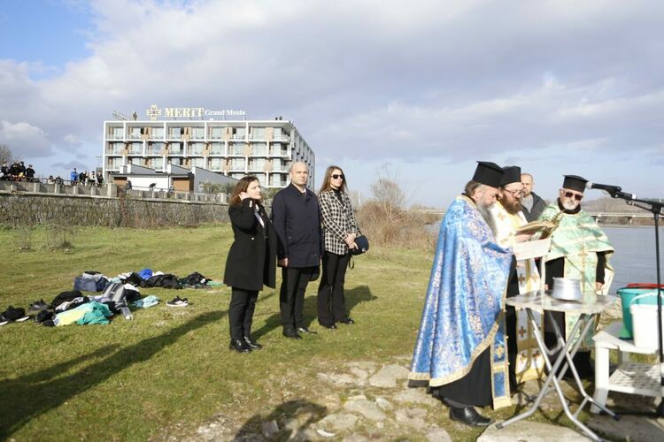 Футболистът Калоян Пехливанов спаси кръста на Богоявление в Свиленград