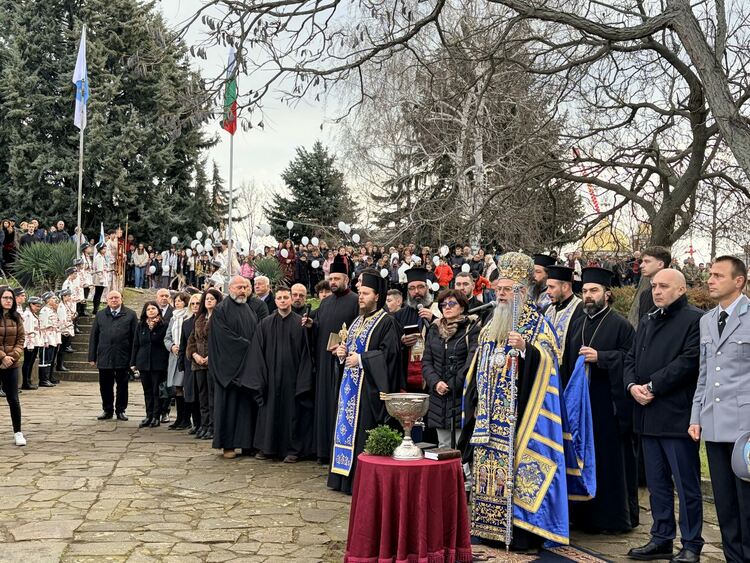Осмокласник от СУ &bdquo;Йордан Йовков&ldquo; извади Светия кръст на Богоявление в ритуала за деца