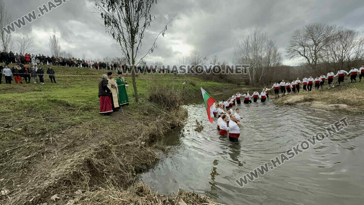 Елиас Найденов извади кръста от ледените води на река Харманлийска