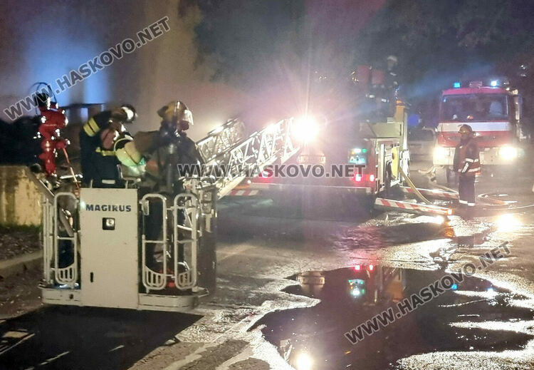 100 кв. метра покрив са изгорели при пожара в склад в Индустриалната зона на Хасково