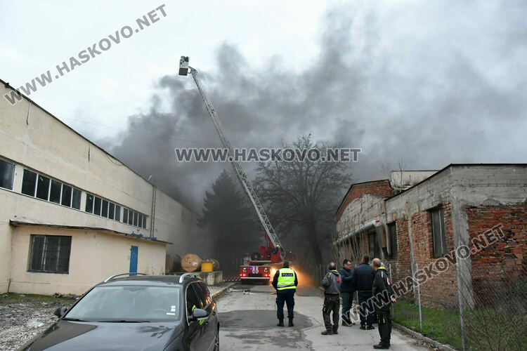 100 кв. метра покрив са изгорели при пожара в склад в Индустриалната зона на Хасково