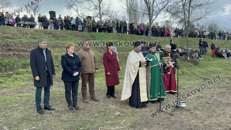 Елиас Найденов извади кръста от ледените води на река Харманлийска