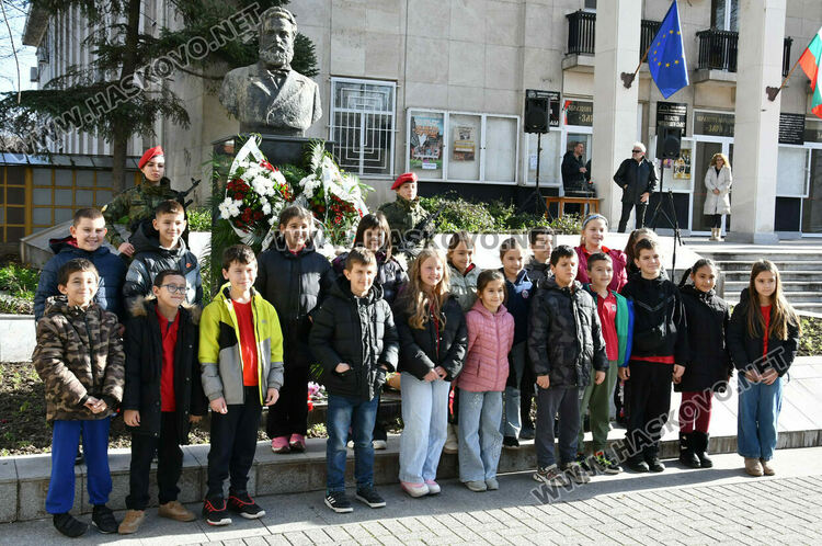 Хасково сведе глава пред Ботев, тържествен водосвет за бойните знамена за Богоявление