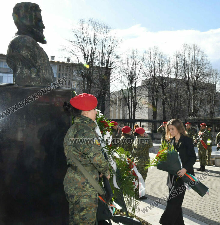 Хасково сведе глава пред Ботев, тържествен водосвет за бойните знамена за Богоявление