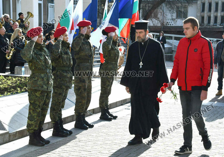 Хасково сведе глава пред Ботев, тържествен водосвет за бойните знамена за Богоявление