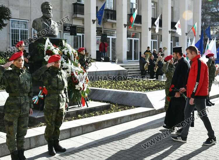 Хасково сведе глава пред Ботев, тържествен водосвет за бойните знамена за Богоявление